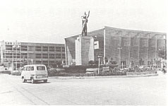 市庁舎前の平和像